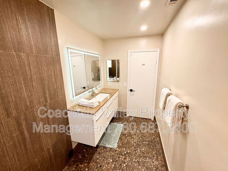 Palm Springs House: 2004 N San Antonio Rd