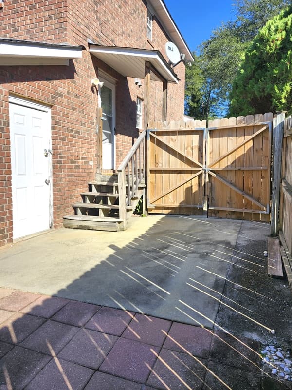 Columbia House: 1305 Melrose Heights Street