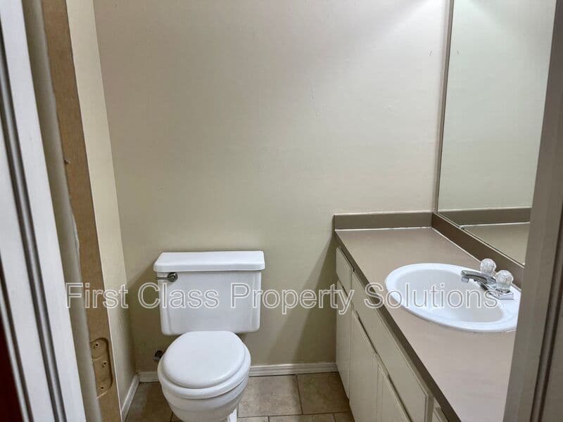 Moore House: 9212 Buttonfield Ave