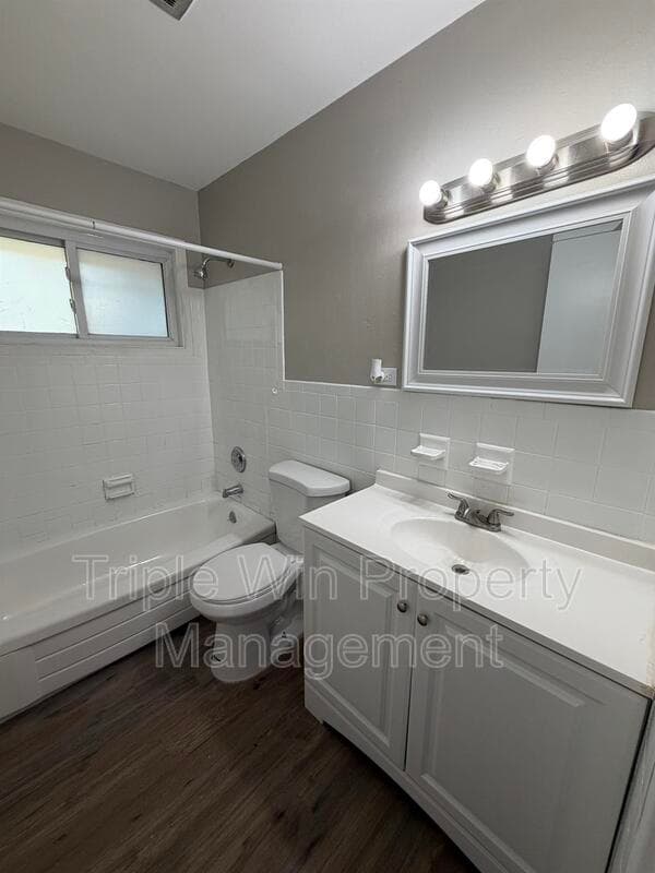 Saint Louis House: 1380 Cove Ln