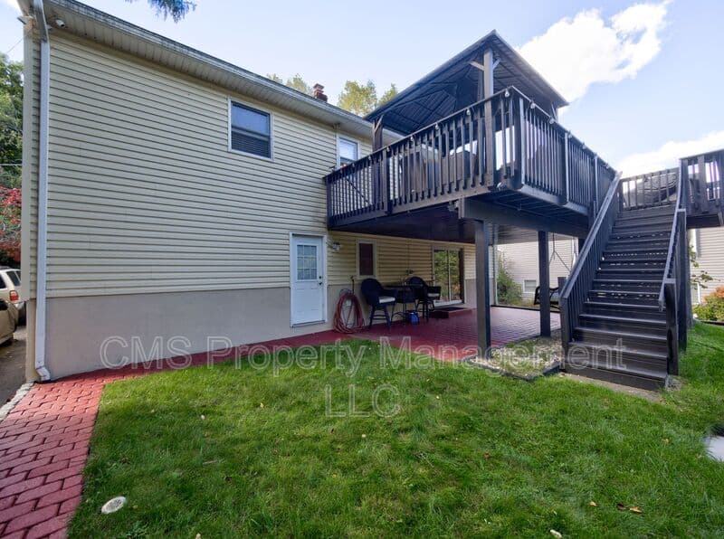 Bloomingdale House: 128 Reeve Ave
