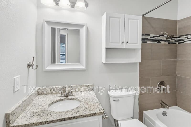Bedford House: 2909 White Oak Ln