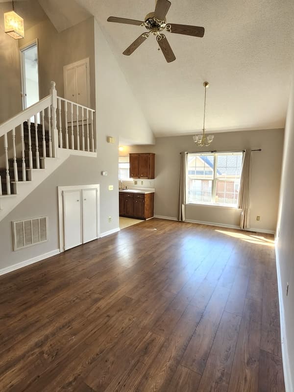 Columbia House: 1305 Melrose Heights Street