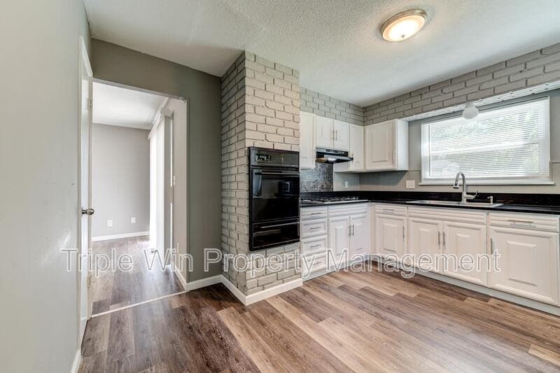 Florissant House: 2250 Spoonwood Ln