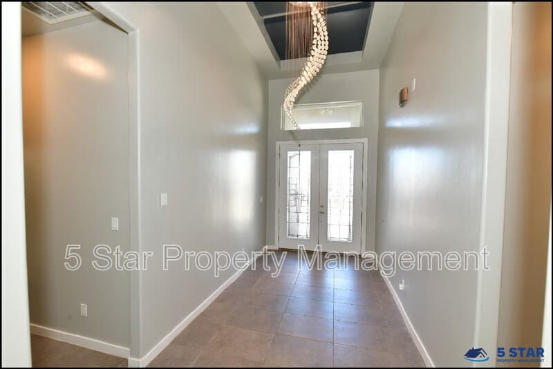 El Paso House: 2412 Tierra Lejana Pl