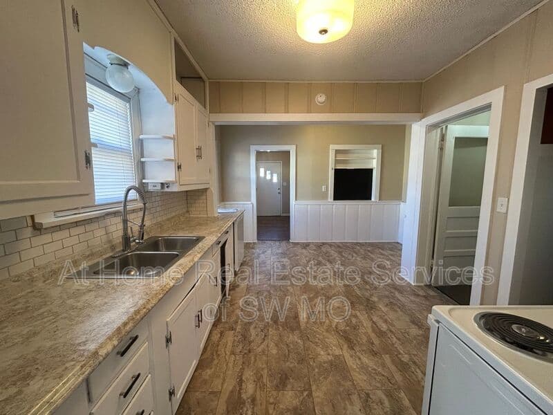 Springfield House: 1040 S Ferguson Ave