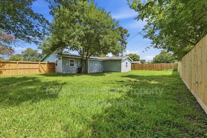Houston House: 2281 Des Jardines St