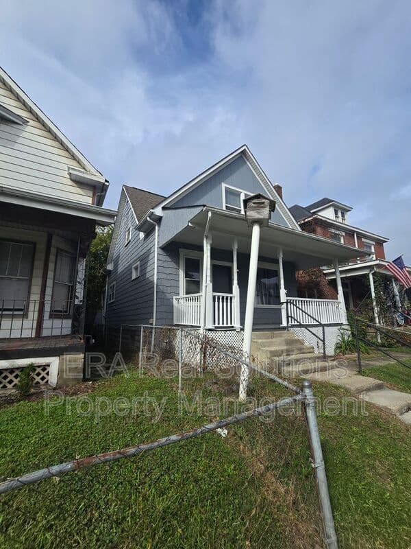 Columbus House: 49 S. Harris Avenue