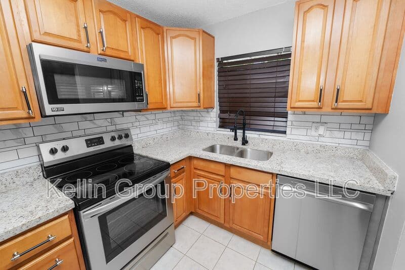Tampa Townhome: 2862 Somerset Park Dr