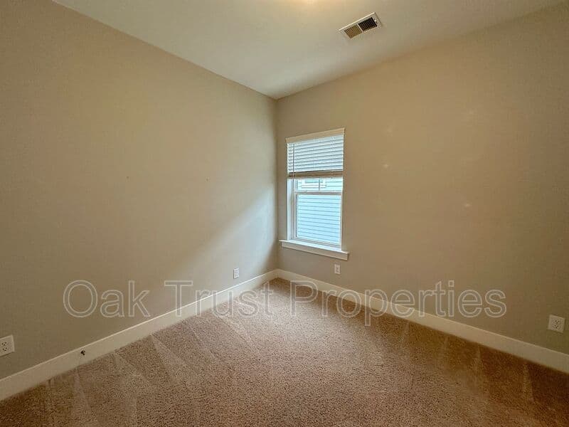 Summerville House: 651 Blueway Avenue