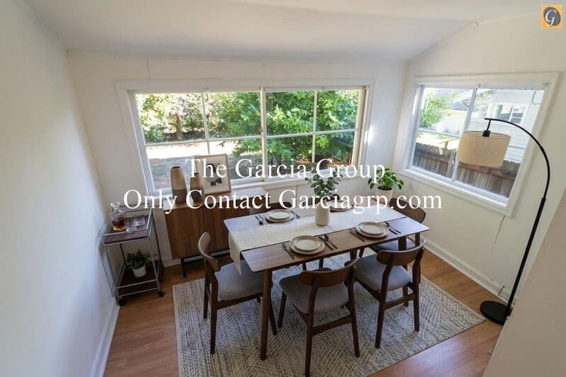 Portland House: 6132 S Corbett Ave