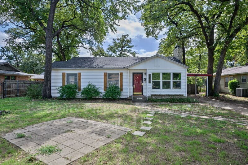 River Oaks House: 4833 Black Oak Lane