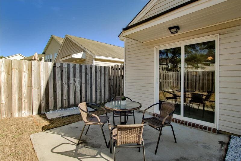 Savannah House: 11 Summer Lake Way