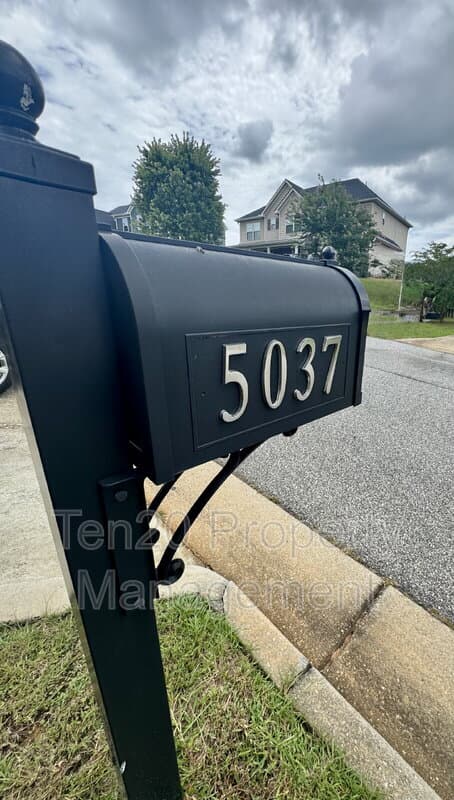 Columbus House: 5037 Lexington Lane