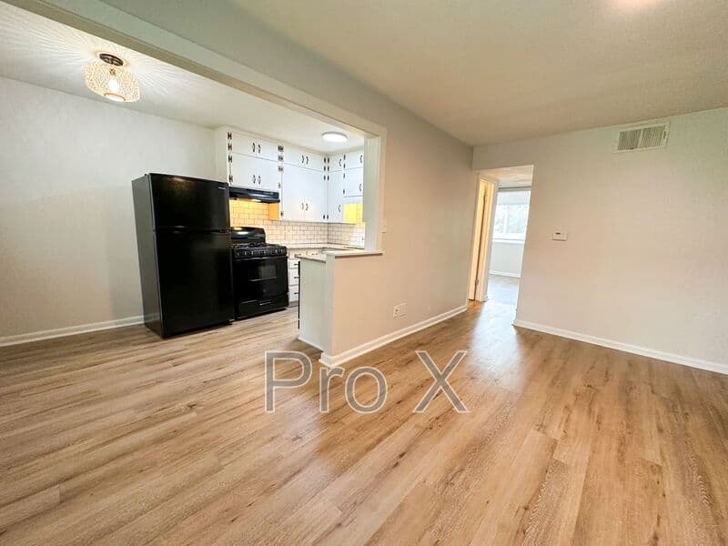 Fayetteville House: 210 S Hill Ave