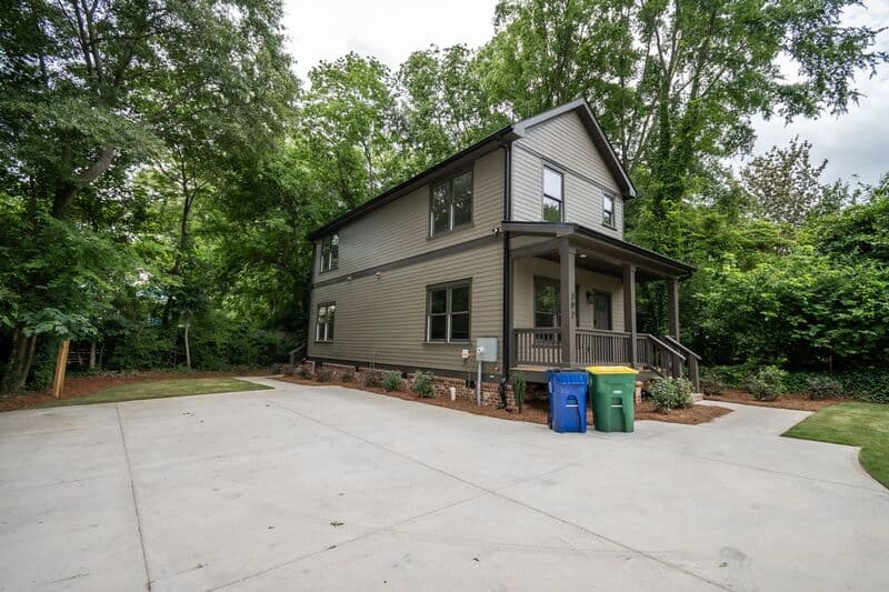 Athens House: 382 N Chase St