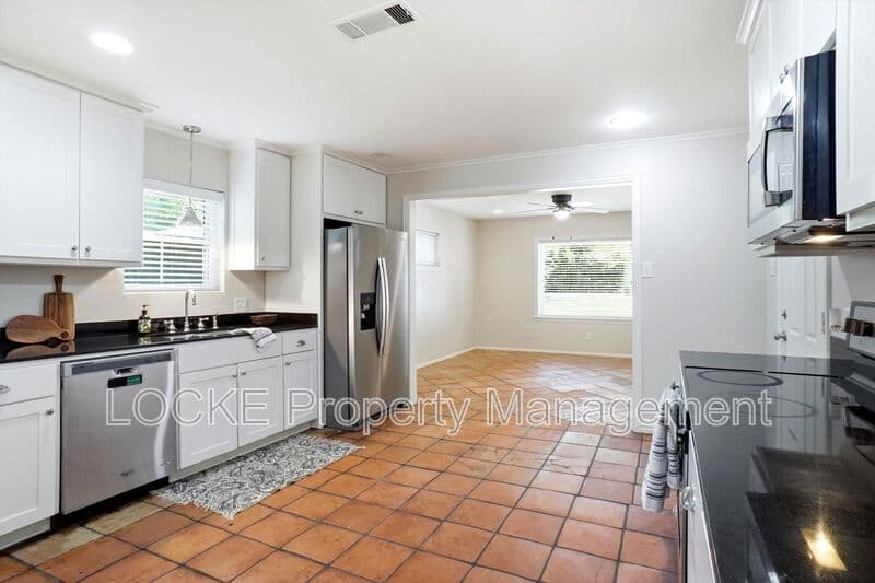 Fort Worth House: 3528 Rogers Ave