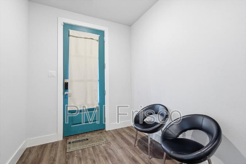 Dallas House: 8132 Bromley Dr