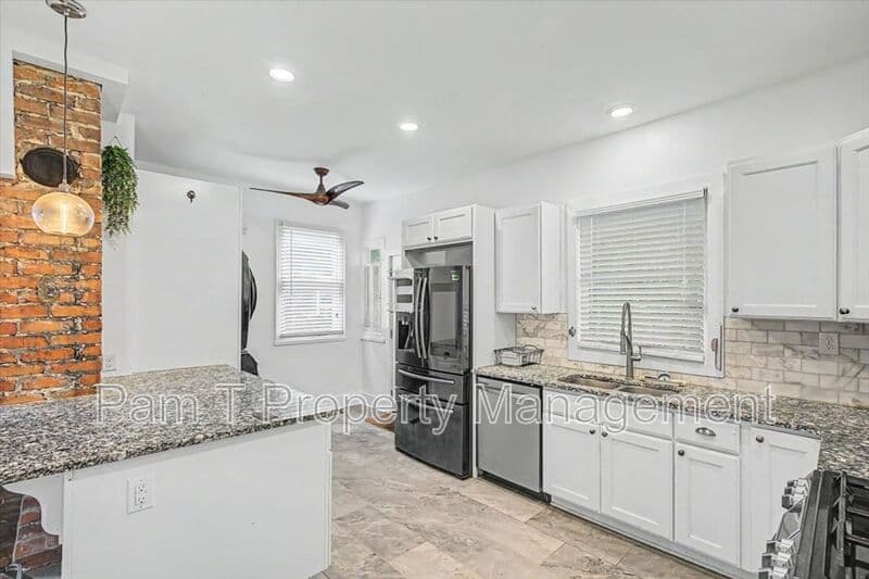 Savannah House: 1118 E Duffy St