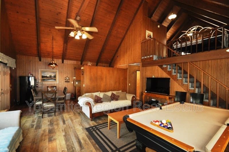 Groveland House: 20415 Pine Mountain Drive