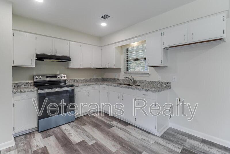 Long Beach House: 129 Quarles Street