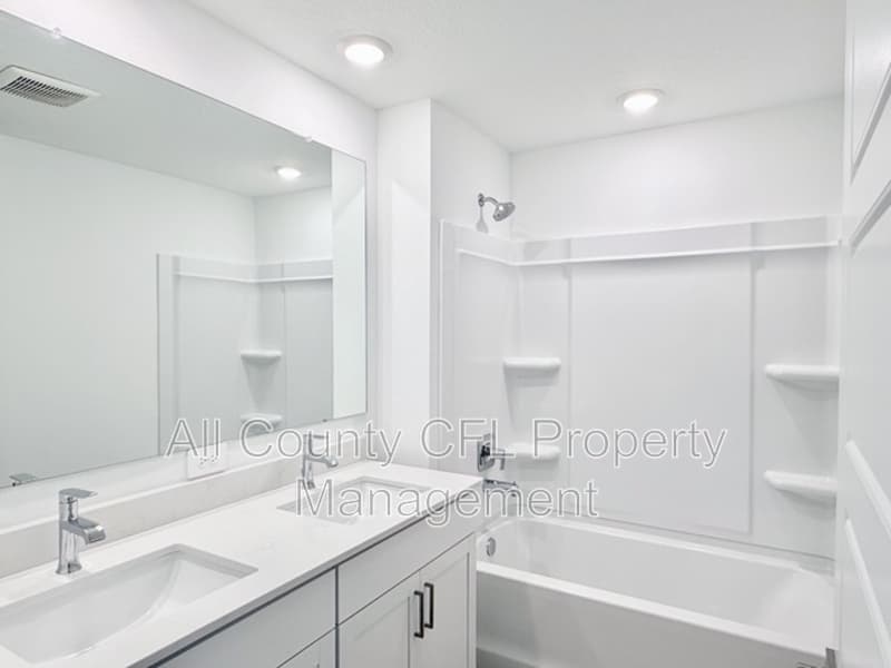 Lady Lake House: 219 Skyfield Court