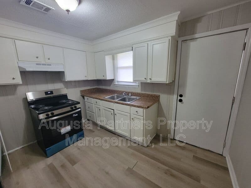 Augusta House: 2111 Dyer Street