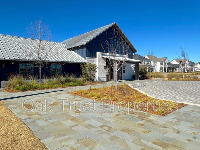 Summerville House: 651 Blueway Avenue