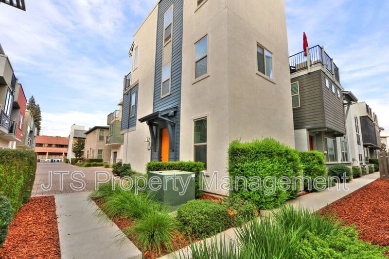 Sacramento House: 340 1st Avenue