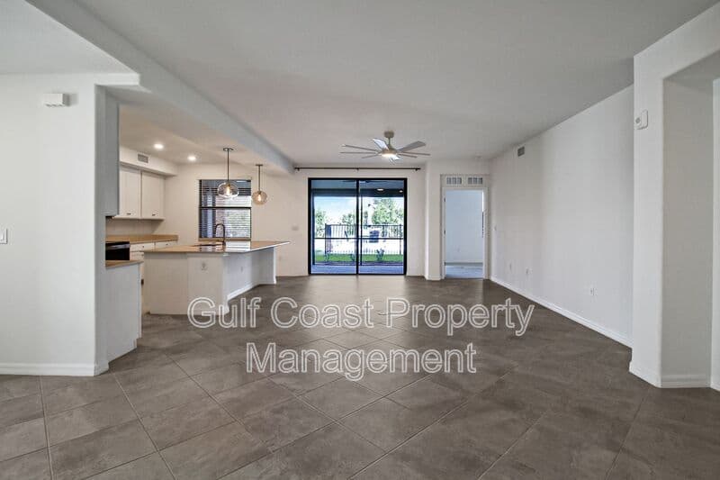 Sarasota House: 5703 North Honore Avenue
