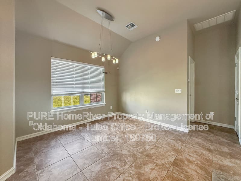 Broken Arrow House: 1012 W Fargo Ln