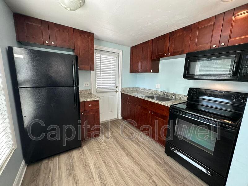 Dunedin House: 425 Milwaukee Ave