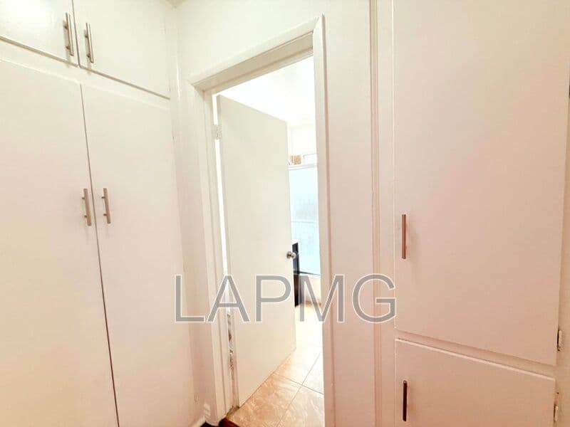 Los Angeles House: 4948 Rosewood Avenue