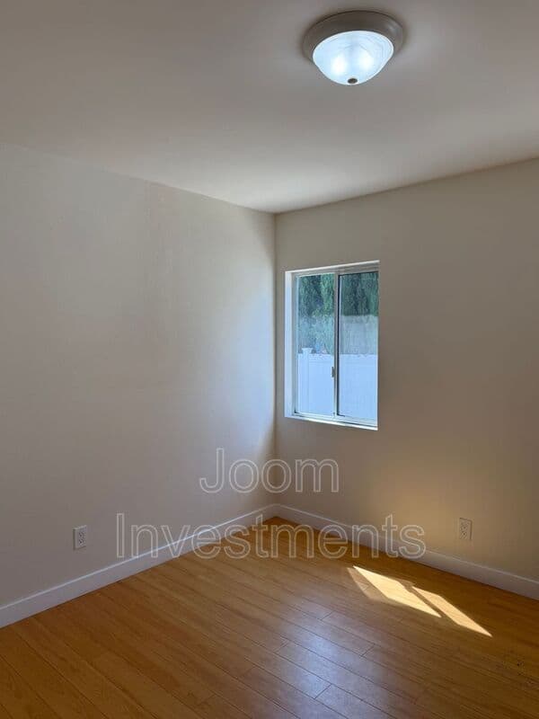 Los Angeles House: 2523 S Bentley Ave