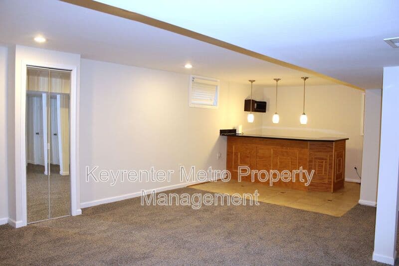 Clinton House: 5245 West Boniwood Turn