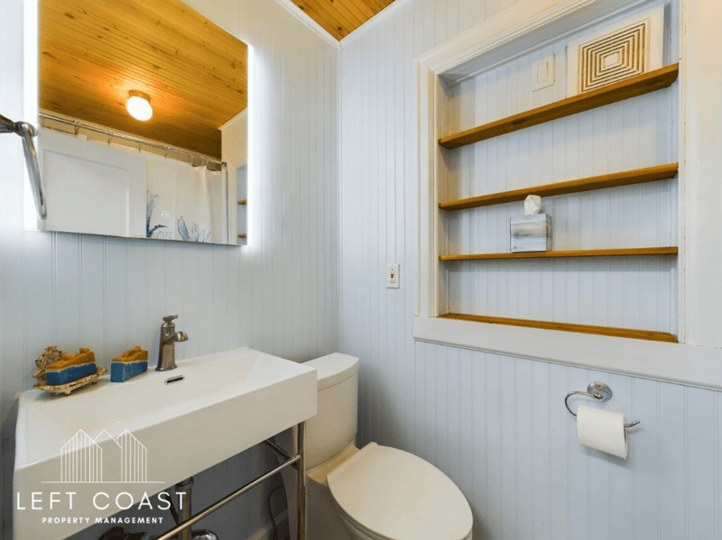 Lincoln City House: 1033 Northwest Inlet Avenue