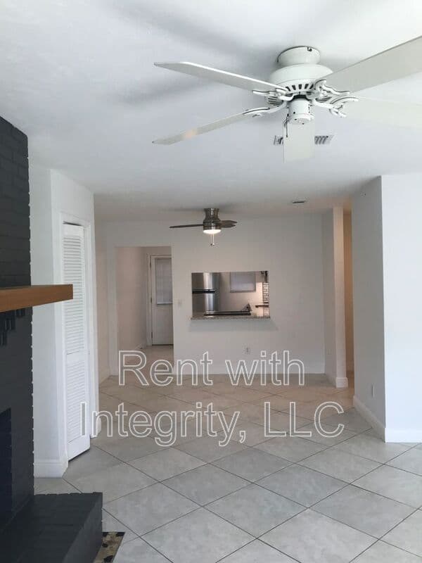 Tallahassee House: 156-D Locke St