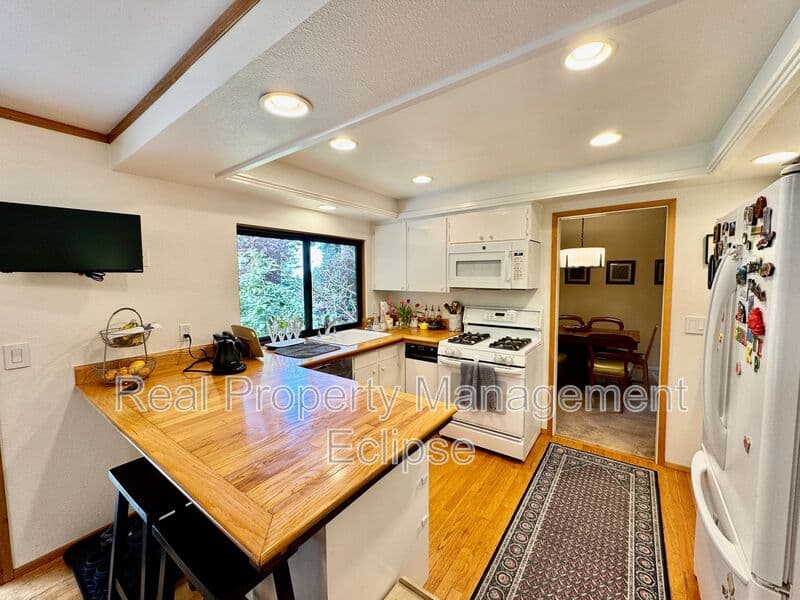 Bellevue House: 15130 SE 47th PL
