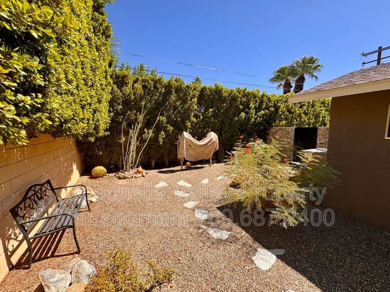 Palm Springs House: 2004 N San Antonio Rd