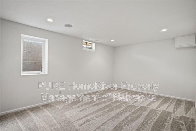 Omaha House: 15527 Mason Cir