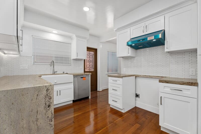 Long Beach House: 76 Roycroft Avenue
