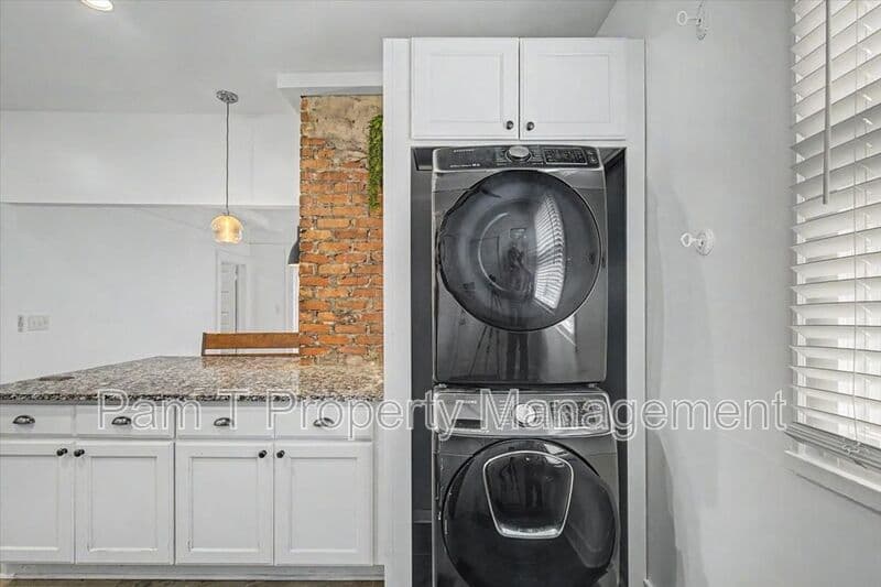 Savannah House: 1118 E Duffy St