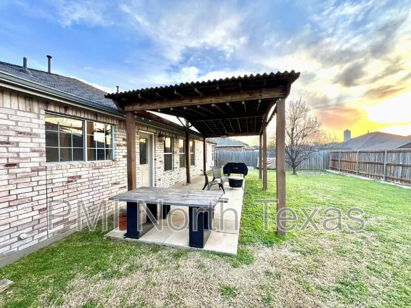Little Elm House: 237 Flatwood Drive
