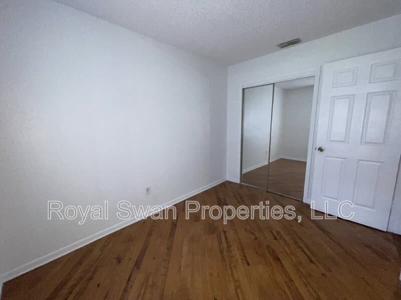 Auburndale House: 222 Lakeview Drive