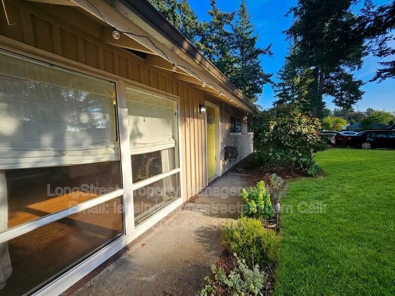 Portland House: 622 SE 137th Ave