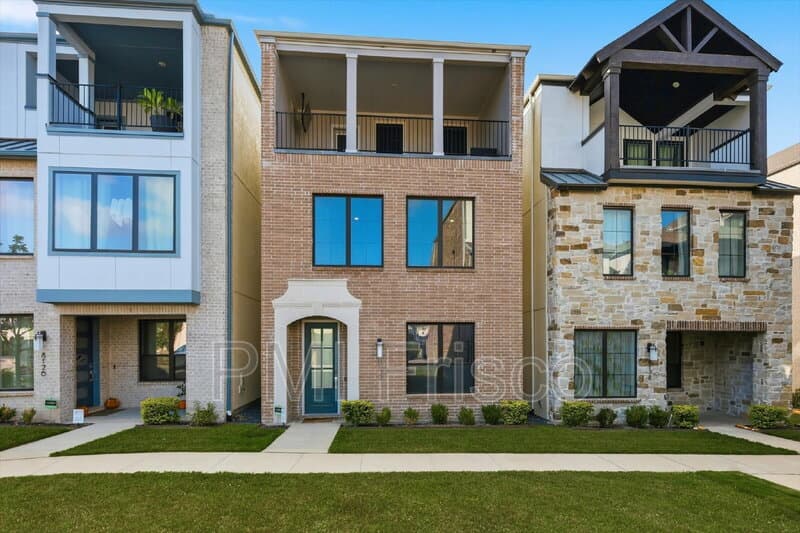 Dallas House: 8132 Bromley Dr