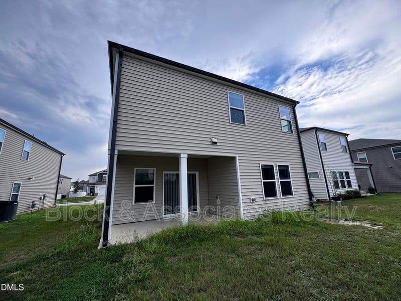 Fuquay Varina House: 129 Boone Lake Way