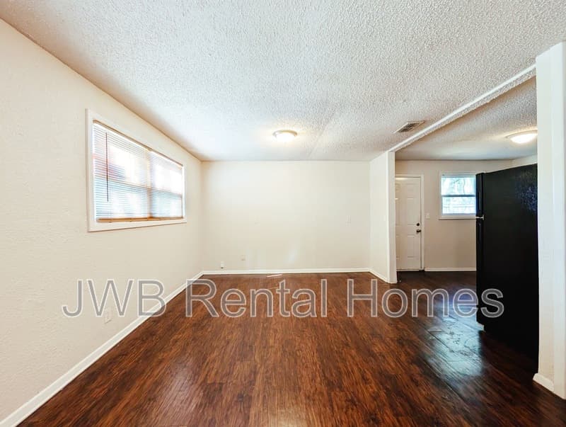 Jacksonville House: 6735 Miss Muffet Ln N