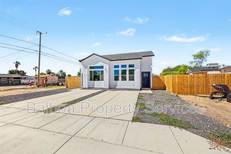 Buckeye Condo: 212 2nd Ave E