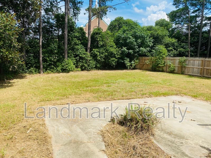 Warner Robins House: 116 Lake Front Drive